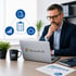 Geschäftsmann am Microsoft 365 Laptop mit Icons für Datenanalyse, Cloud und Dokumentenverwaltung im Hintergrund.