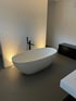 Modernes Badezimmer mit einem grauen durchgehenden Designboden