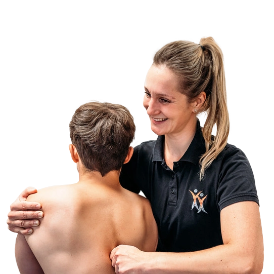 Therapeutin von Physioproaktiv Mitte im Gespräch mit einem Patienten