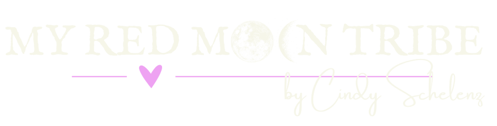 Textlogo: „MY RED MOON TRIBE“ mit einem Mondsymbol und „by Cindy Schelert“ darunter, getrennt durch eine rosa Linie mit Herz.