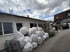 Verpackte Mineralwolle vor dem Haus