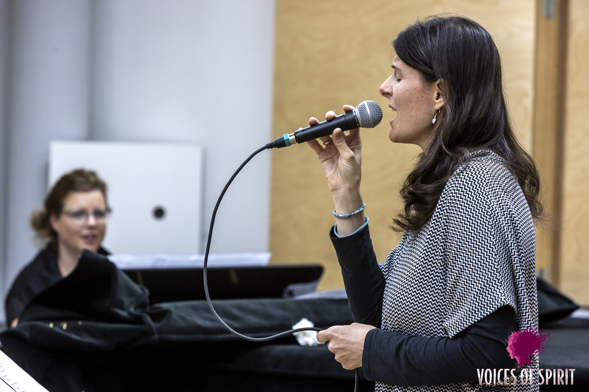 Simone Kopmajer coaching participants in the jazz singing workshop, Voices of Spirit 2021, Graz