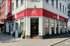 Außenansicht der Rosen-Apotheke in Offenbach an einer Straßenecke mit rotem Schild, weißem Apotheken-A und großen Schaufenstern.