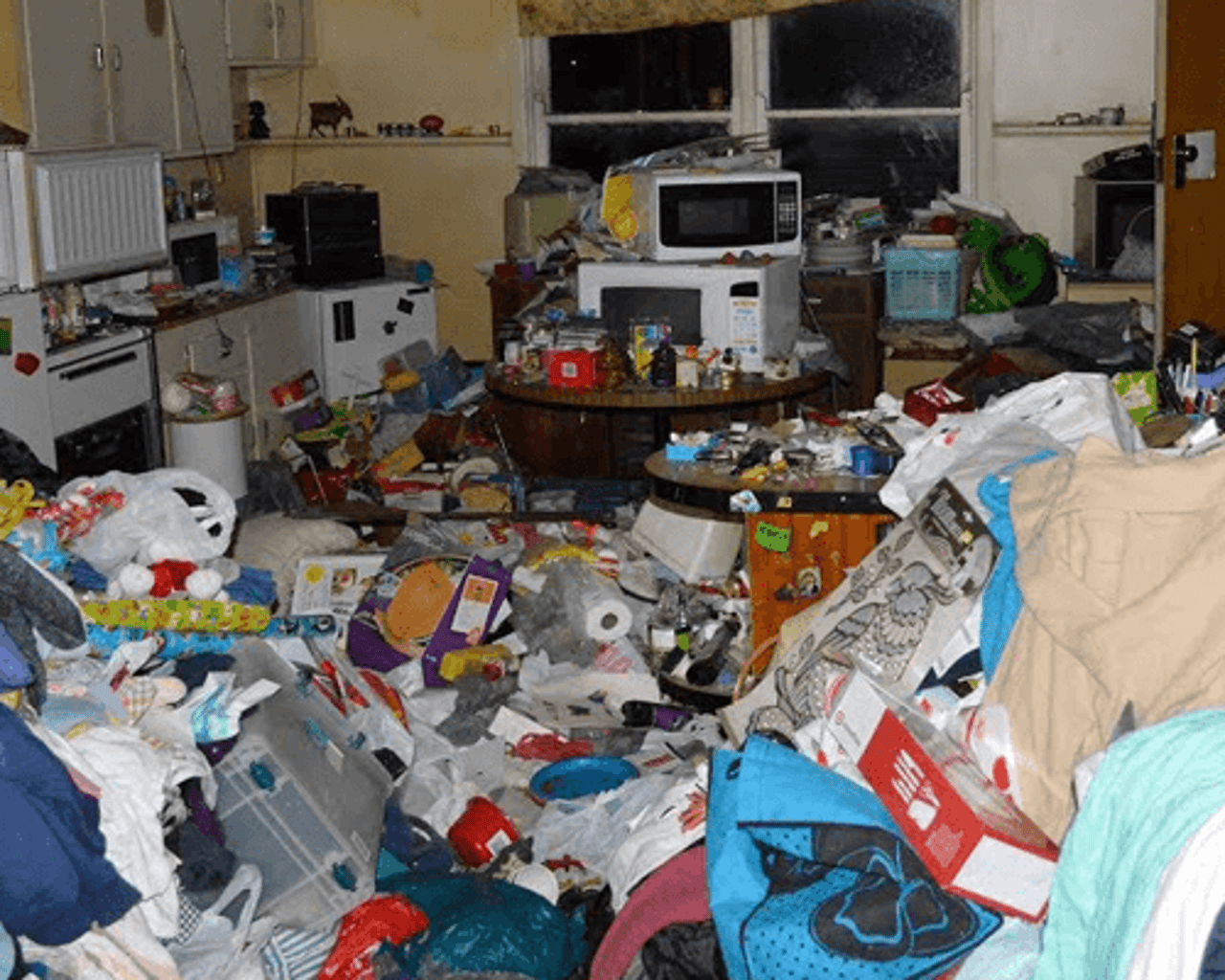 Stark zugestellte Wohnung vor der Räumung