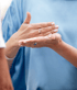 Zwei Hände zeigen mit den Handflächen zueinander, eine Handfläche ist oben, die andere unten.