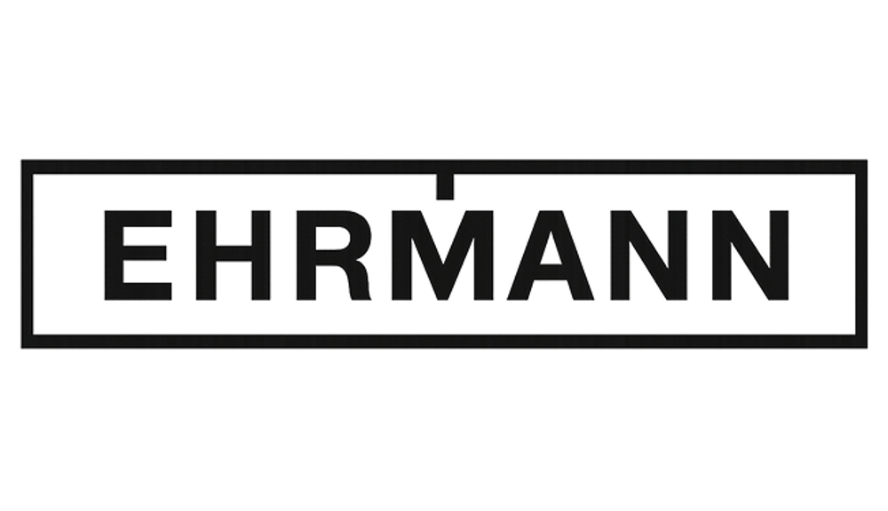 Schwarzer Text "Hotel J Höttl Gasthof" auf grünem Hintergrund.