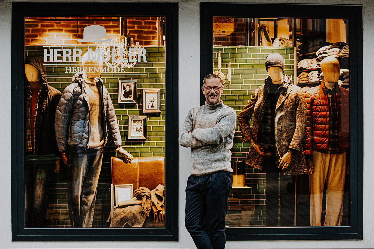 Torsten Müller vor dem Schaufenster seines Geschäfts in Gummersbach