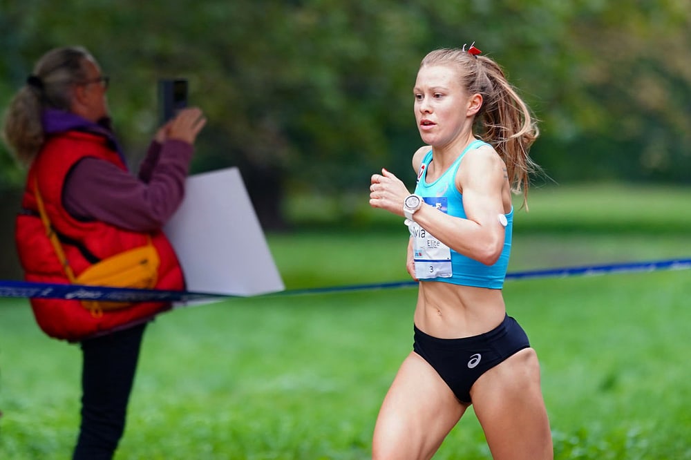 Julia Mayer beim Österreichischen Frauenlauf 2021 auf dem Weg zum österreichischen Rekord über 5 km