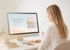 Frau arbeitet am Computer an einer Website mit dem Text „Websites mit Herz und Verstand“.