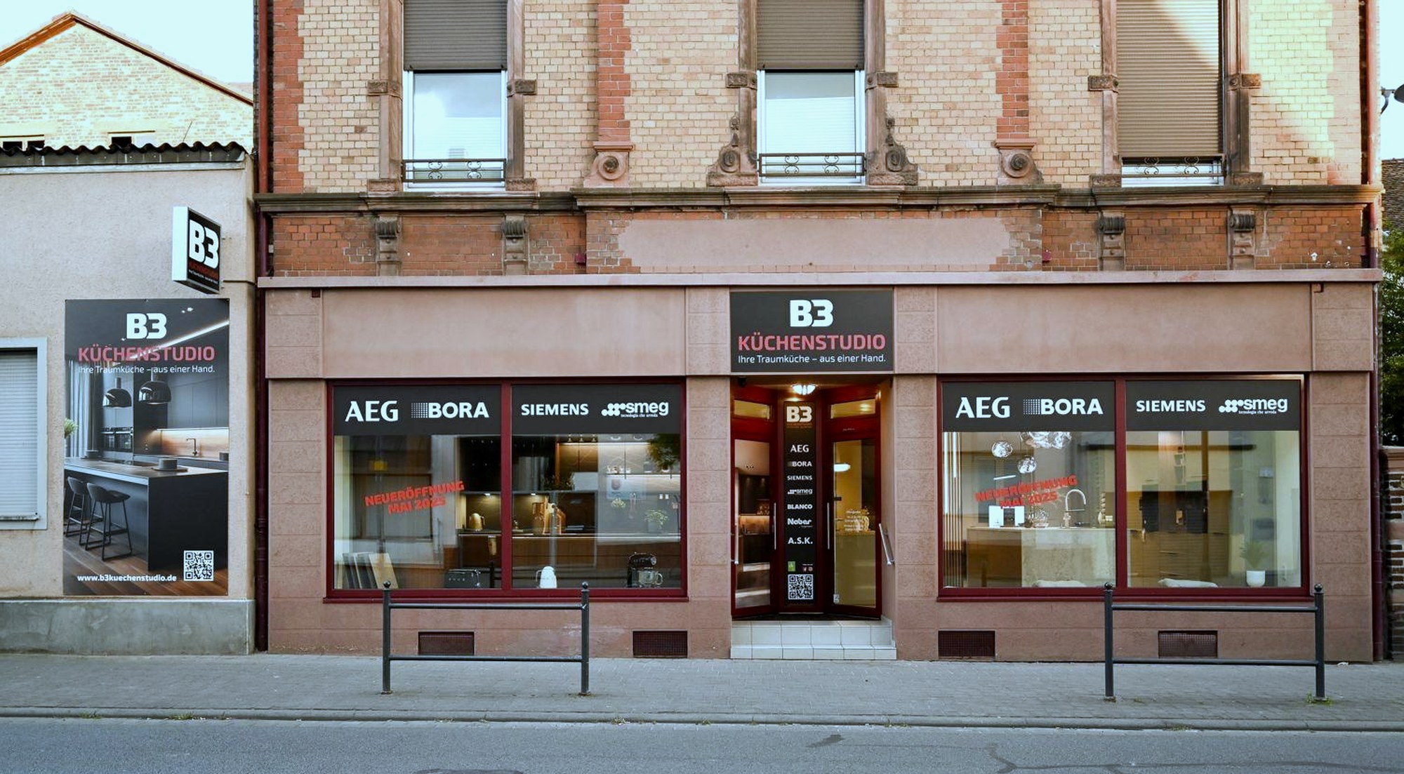 Ladenfront des B3 Küchenstudios in der Eberstädter Straße 5 in Pfungstadt mit Schaufenstern und Markenlogos