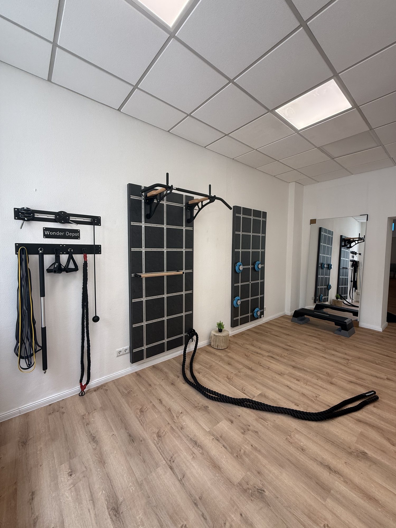 Funktionswand mit Trainingsgeräten für Sportphysiotherapie bei Heilmann Berlin