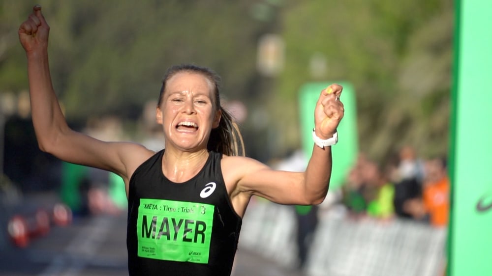 Julia Mayer jubelt nach ihrem österreichischen Rekord im Halbmarathon in Málaga 2022
