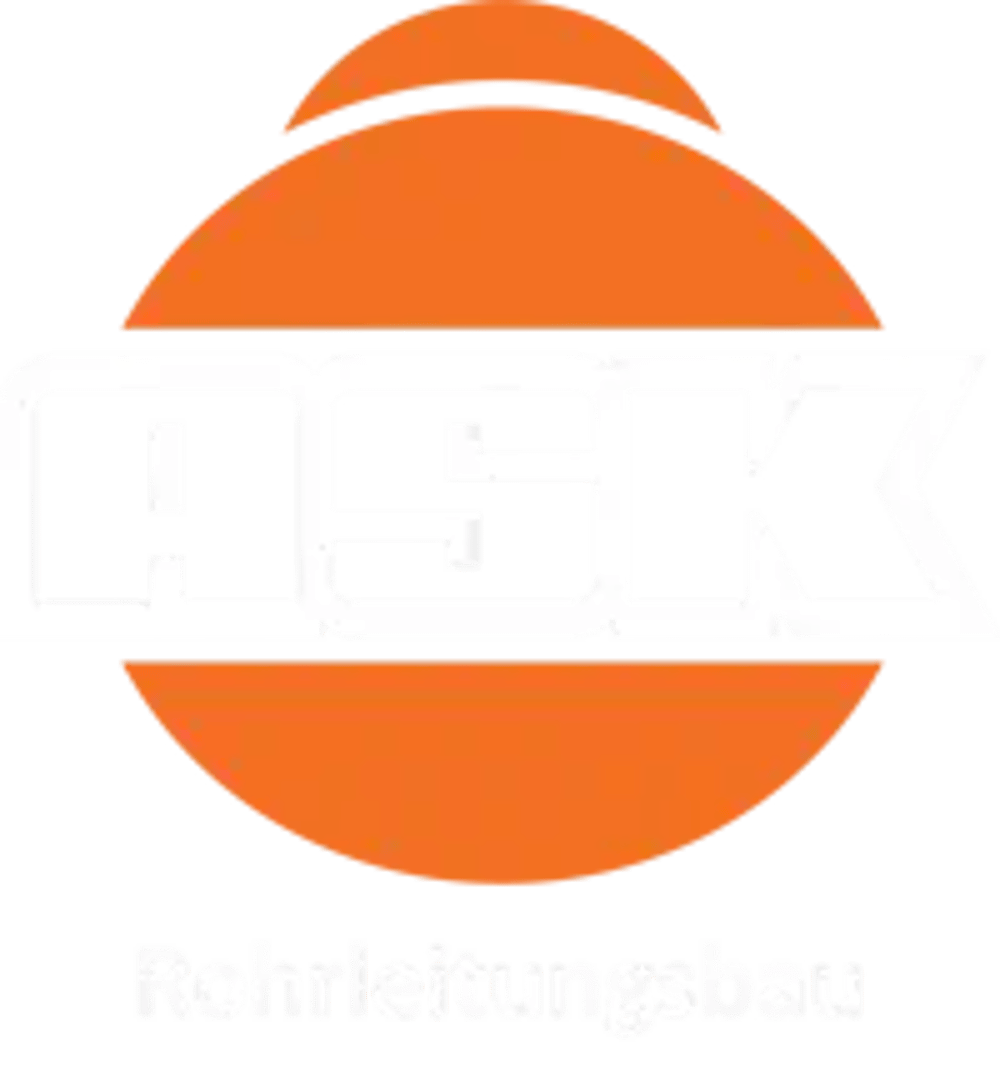 Weißes Textlogo mit schwarzem Rand, das das Wort "ASK" zeigt.