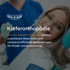 Kieferorthopädie: Eine Patientin mit einer Brille sitzt auf dem Behandlungsstuhl und lächelt mit einer Zahnspange im Mund. Einfach anklicken, um mehr zu erfahren.