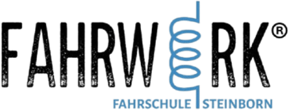 Logo mit "FAHRW RK" in Schwarz, wobei das "W" und das "R" durch eine blaue Feder verbunden sind, darunter "FAHRSCHULE STEINBORN".