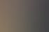 Zwei Personen am Tisch, eine Frau unterschreibt Dokumente, ein Mann schaut zu. Auf einem Tablet ist ein Haus abgebildet.
