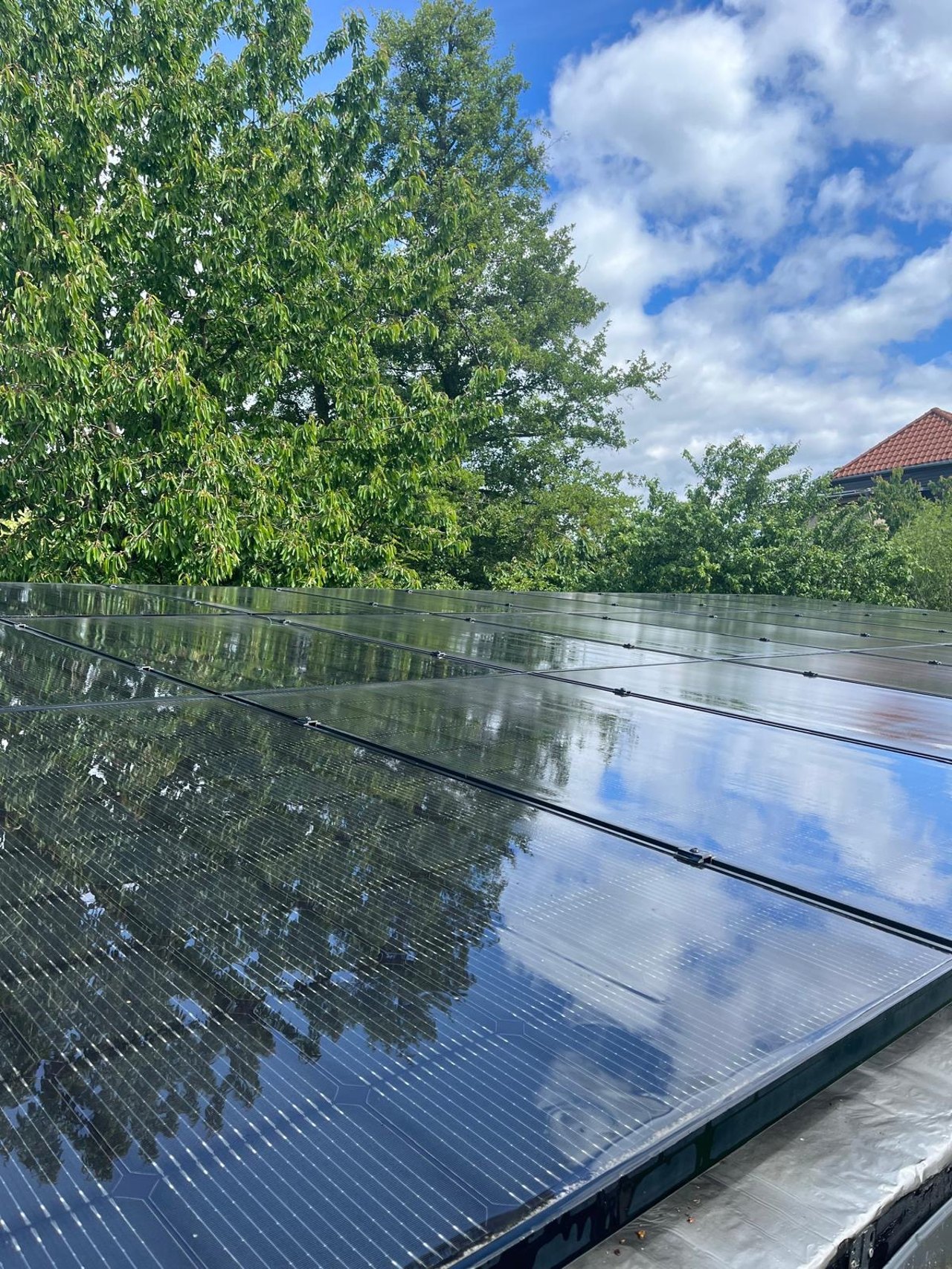 Gereinigte Photovoltaikanlage auf einem Bungalow in Berlin