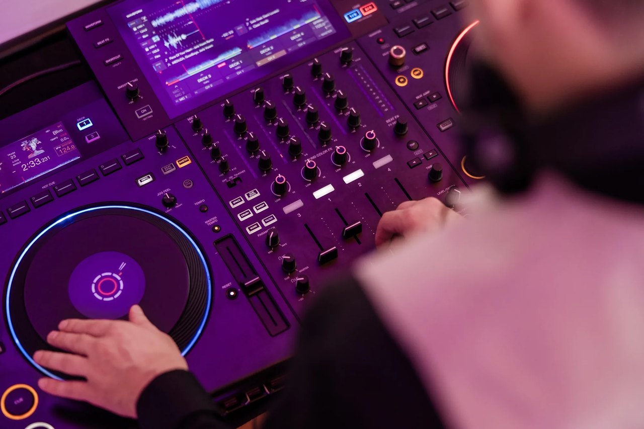 Professionelles DJ-Equipment von Hochzeits-DJ Michael Newell in Nahaufnahme