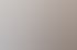 Büroraum mit weißem Tisch, roten Säulen, Kühlschrank, Pflanzen und Blick auf den Eingangsbereich.