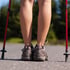 Unterschenkel und Trekkingpoles auf Straße