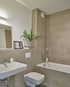 Badezimmer mit Badewanne und wandhängendem WC