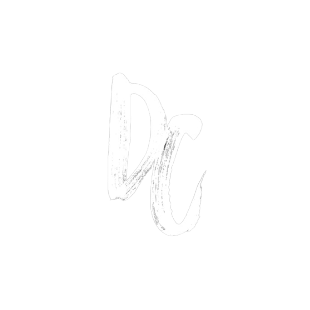 Die weißen Buchstaben "DC" sind in handschriftlicher Form auf einem dunkelgrünen Hintergrund zu sehen.