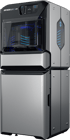 Drei schwarze Stratasys J55 Prime 3D-Drucker von links nach rechts kleiner werdend.