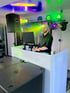 DJ Alexander Stephan spielt auf stilvollem weißen Setup bei Indoor-Event