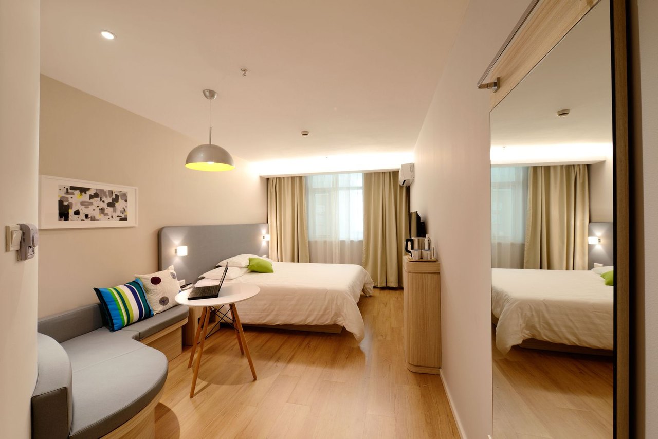 Helles Schlafzimmer mit weißer Bettwäsche