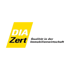 DIAZert Logo in schwarzer Schrift auf einem gelben, schräg gestellten Rechteck vor schwarzem Hintergrund.