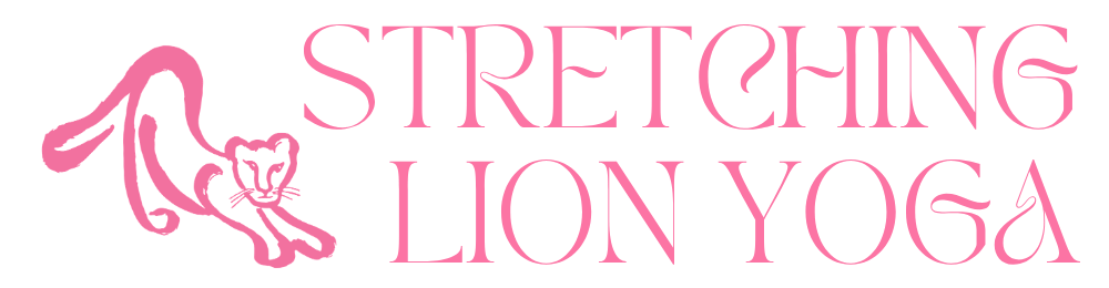 Rosa Löwinnen-Silhouette mit groben Pinselstrichen auf transparentem Hintergrund daneben der Schriftzug Stretching Lion Yoga