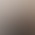 Eine lächelnde Frau mit schulterlangem, gewelltem Haar und schwarzer Weste sitzt auf einem Stuhl.