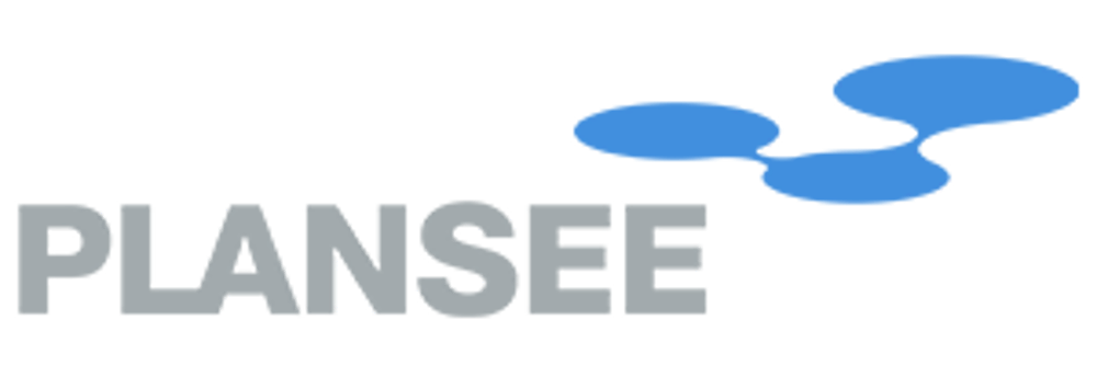 Grauer "PLANSEE" Text mit einem blauen, organisch geformten Symbol rechts daneben auf dunklem Hintergrund.