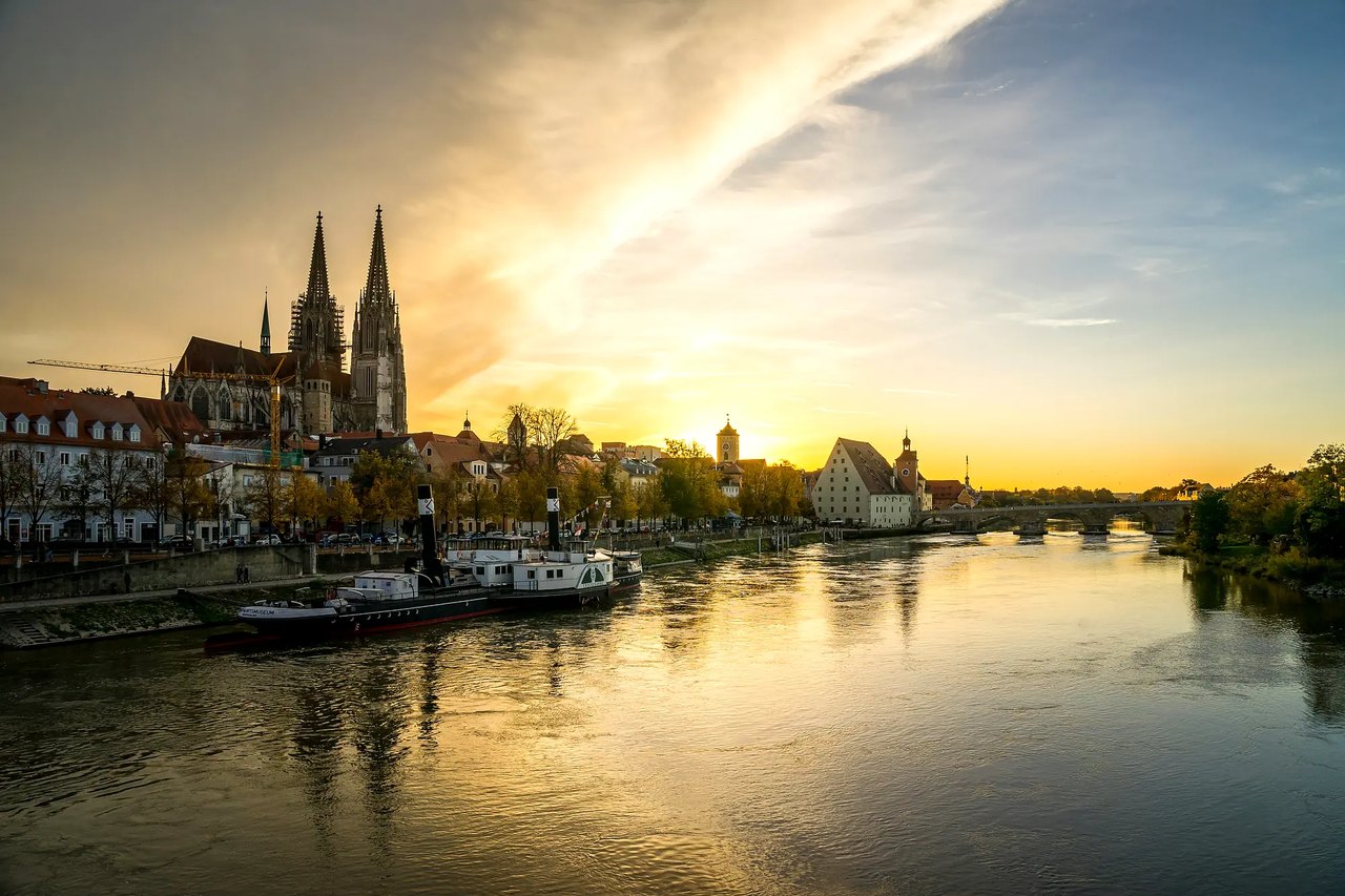 Regensburg bei Sonnenuntergang, Einsatzgebiet von BOZIC Gebäudeautomation