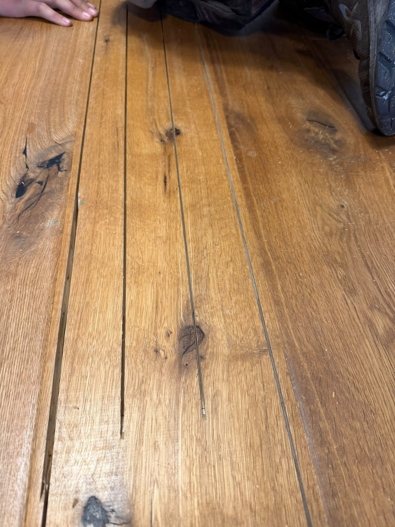Nahaufnahme der haarfeinen Trennschnitte in einer Eichendiele