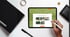 Hand tippt auf Tablet mit Website "Perfekt auf Ihr Vorhaben zugeschnitten" und 4 Bildern.