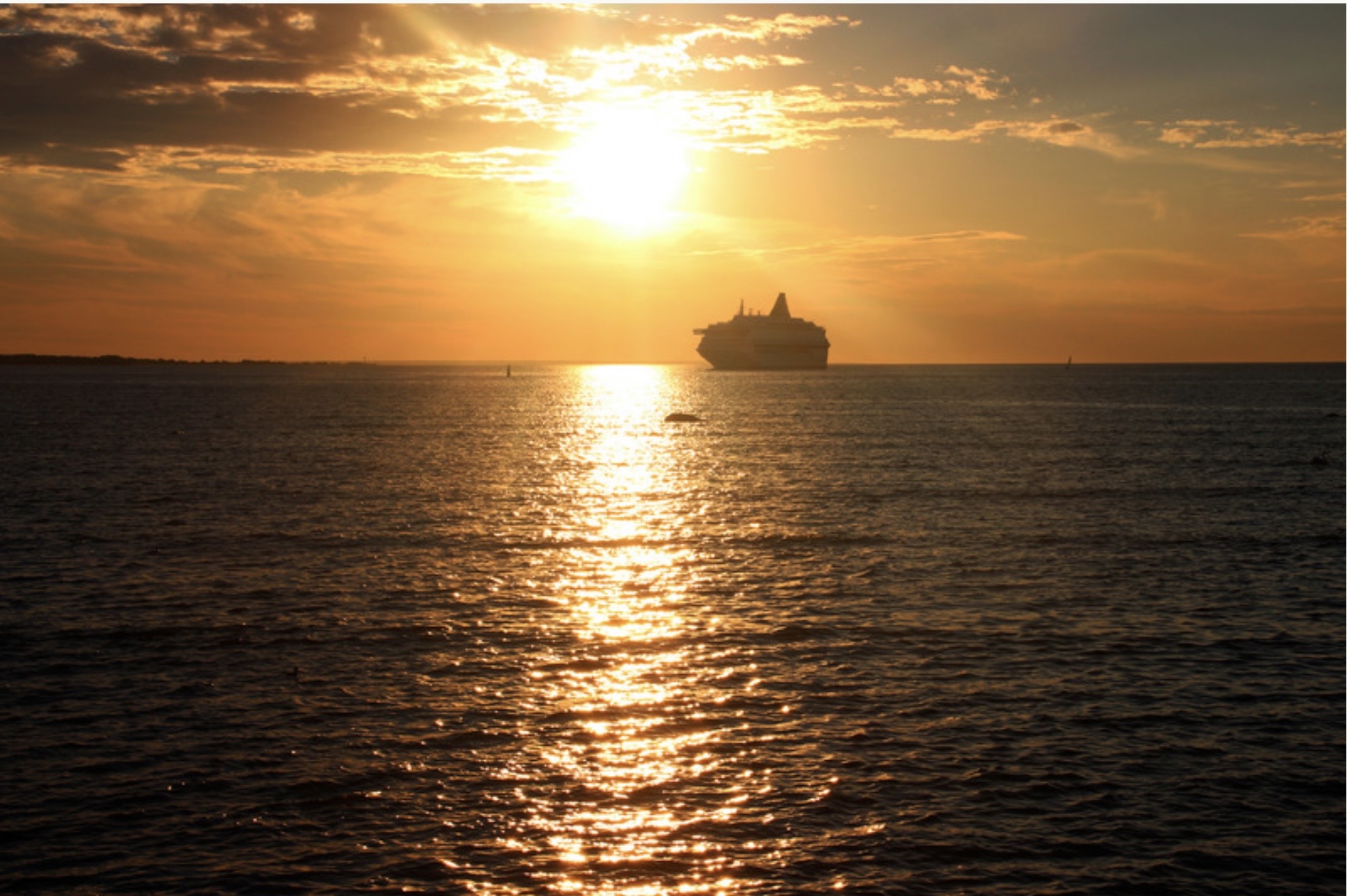Sonnenuntergang mit Schiff am Horizont