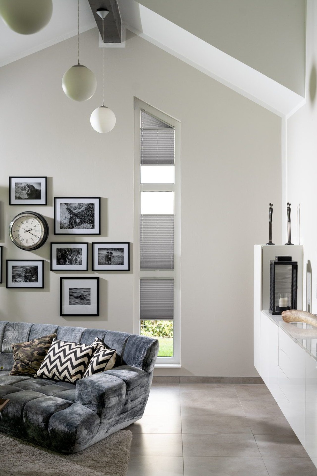 Asymmetrisches Plissee am Giebelfenster