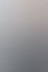 Ein Elektriker der Firma Heimkraft arbeitet mit Handschuhen an einer Elektroinstallation mit Kabeln und Schalttafel.