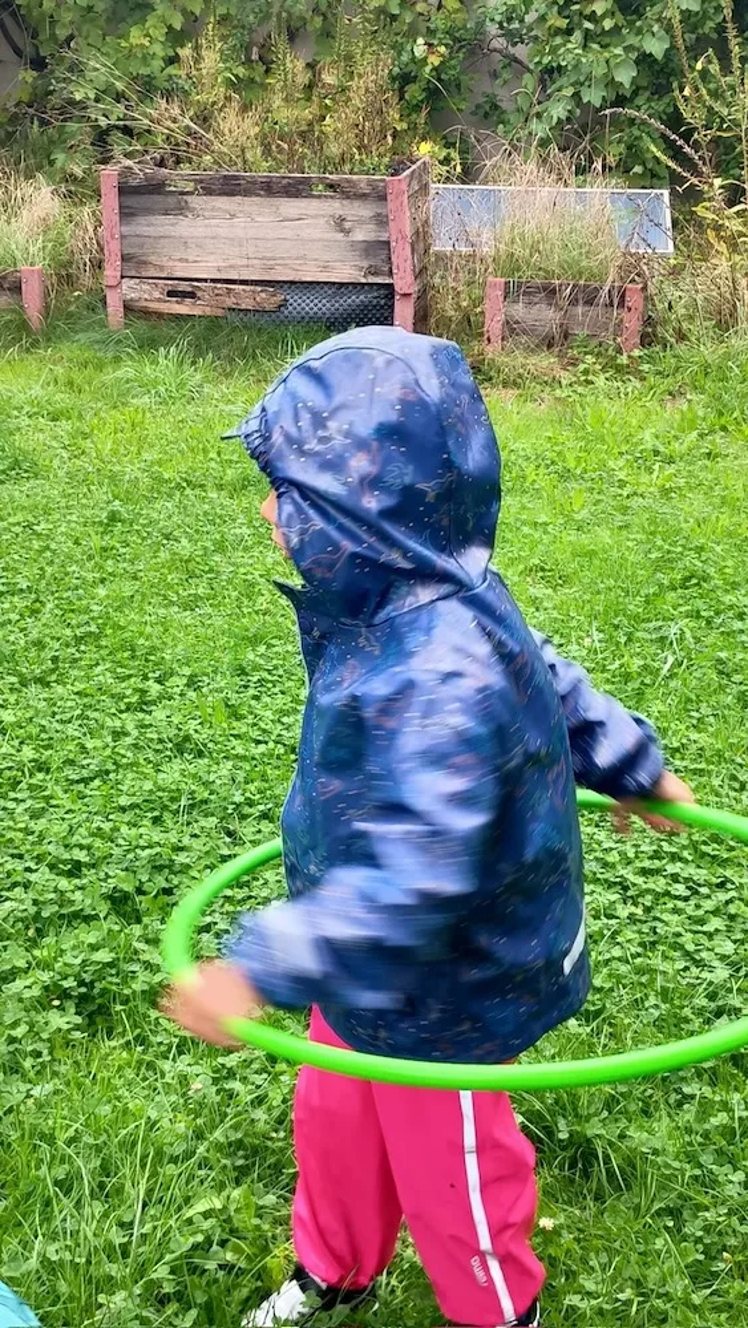 Kinder im Hintergarten der Kita Wunderkiste