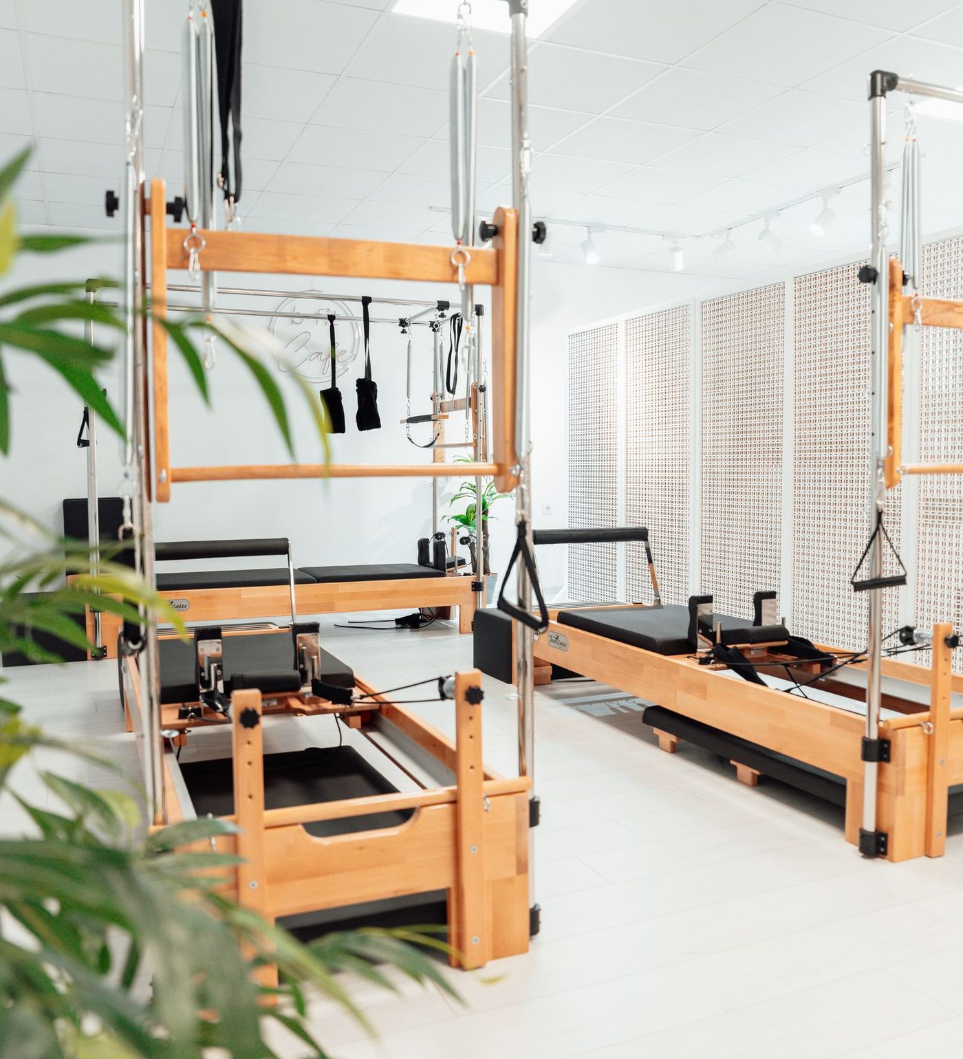 Helles Pilates-Studio mit Reformern und Towern aus Holz