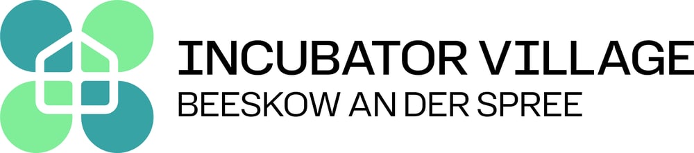 Logo: Vier grüne Viertelkreise bilden ein Quadrat mit einem Hausumriss, daneben der Text "INCUBATOR VILLAGE BEESKOW AN DER SPREE".
