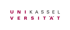 Schriftzug "UNIKASSEL UNIVERSITÄT" in dunklem Magenta und Grau auf dunkelgrünem Hintergrund.