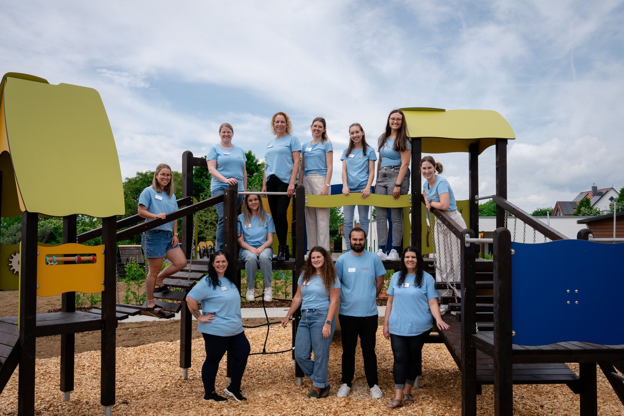 Junges Team in blauen T-Shirts
