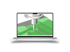 Laptop zeigt CAD-Software mit CNC-Fräswerkzeug, das grüne, konturierte Oberfläche bearbeitet.