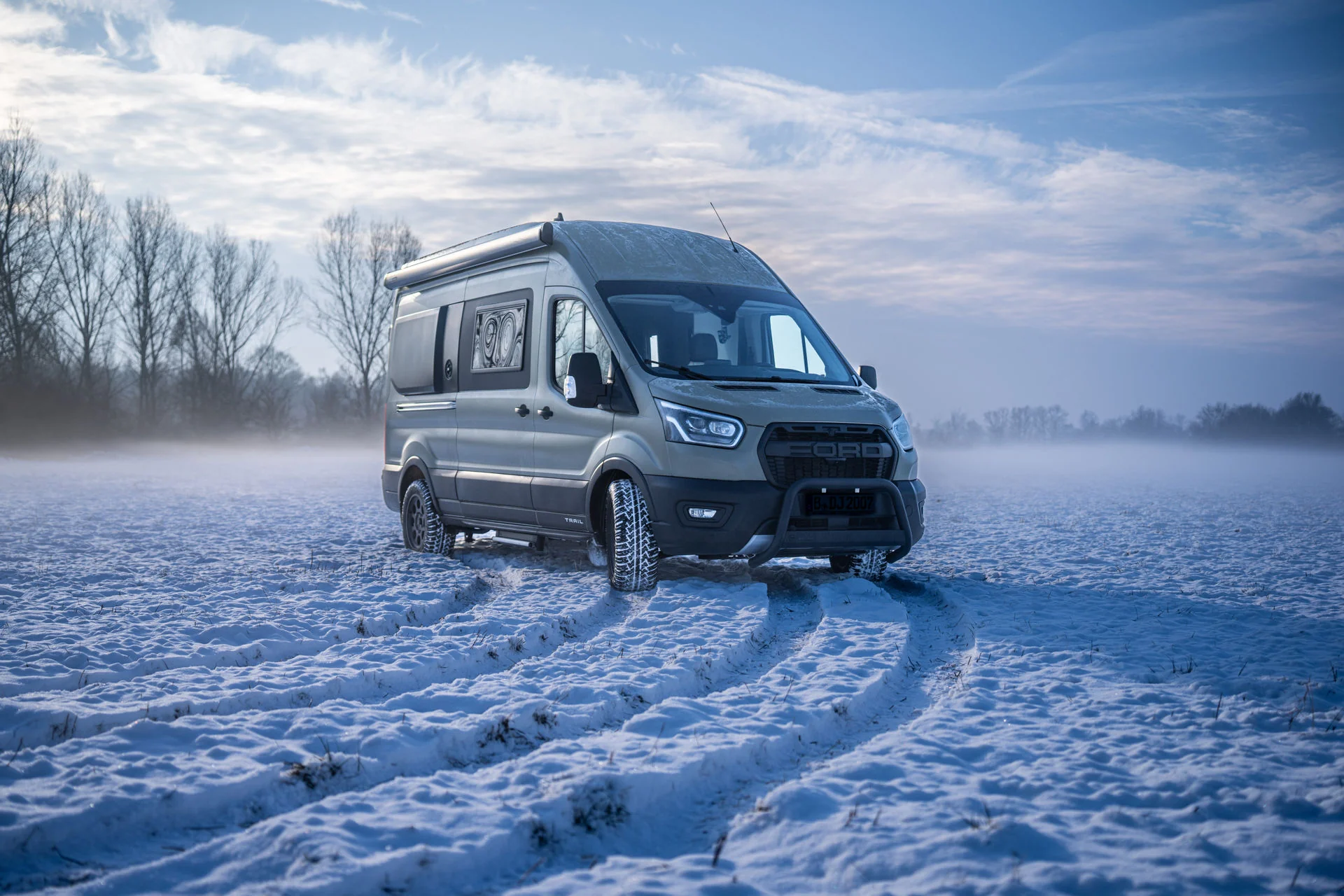 Camper in winterlicher Landschaft