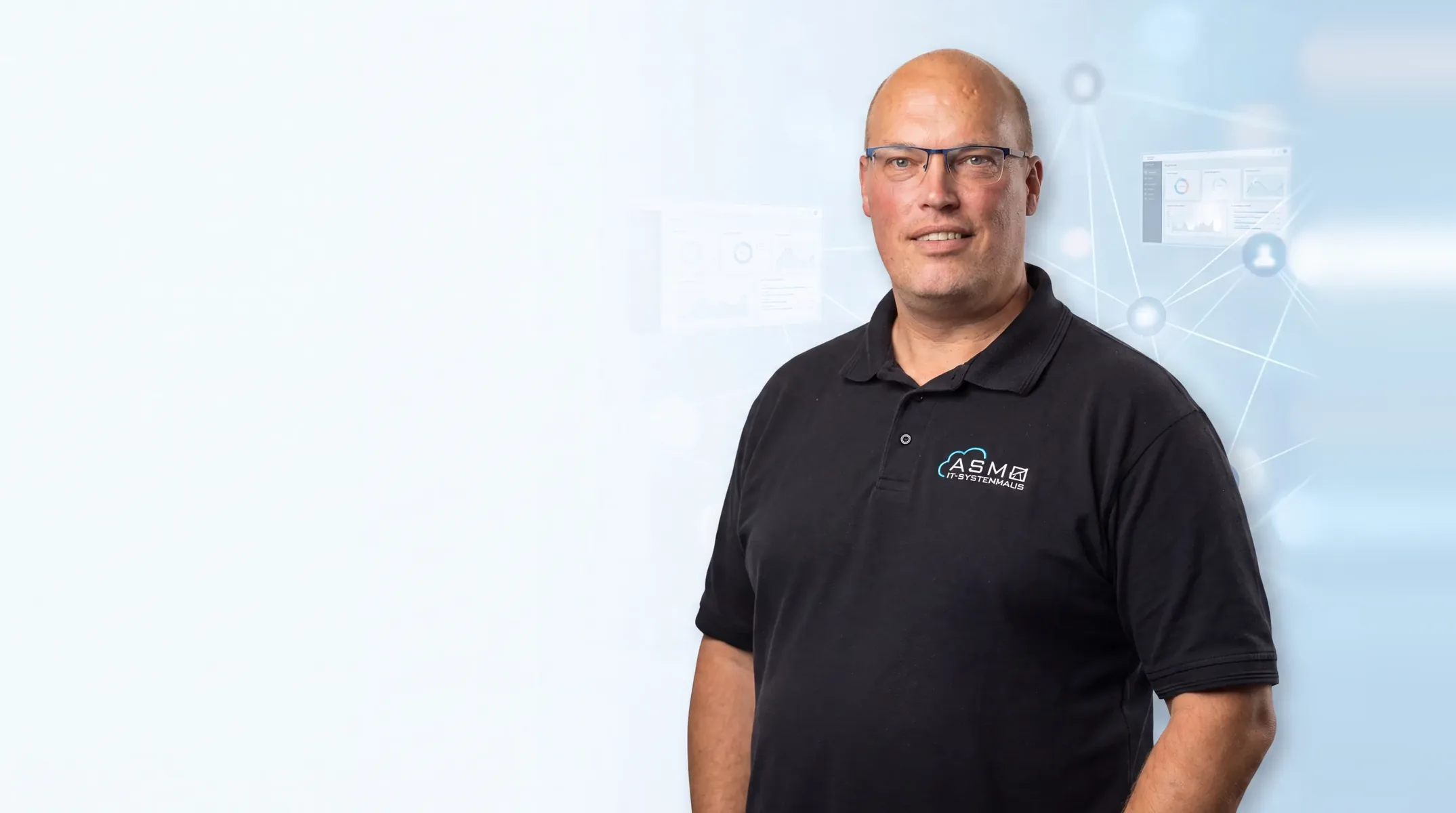 Arbeitsplatz bei ASMO IT in Castrop-Rauxel mit Monitoring-Bildschirmen