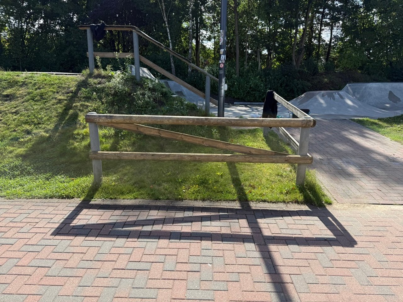 Holzgeländer nach der Graffitientfernung