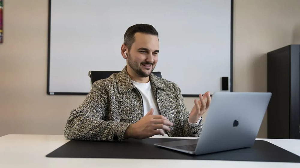 Lukas Dillhof, Gründer von LD MEDIA, im Videogespräch am Laptop