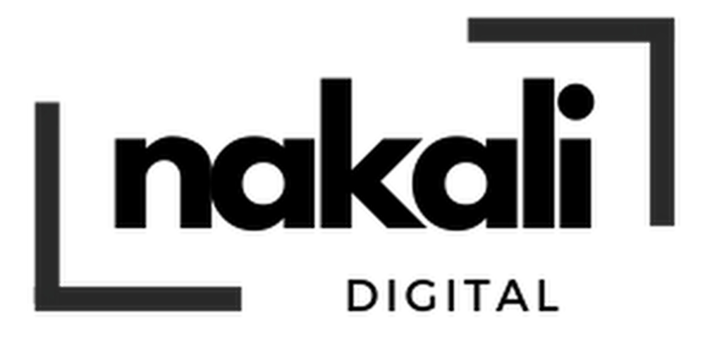 Schwarzes Logo mit dem Text "nakali DIGITAL" und zwei grauen L-förmigen Klammern.